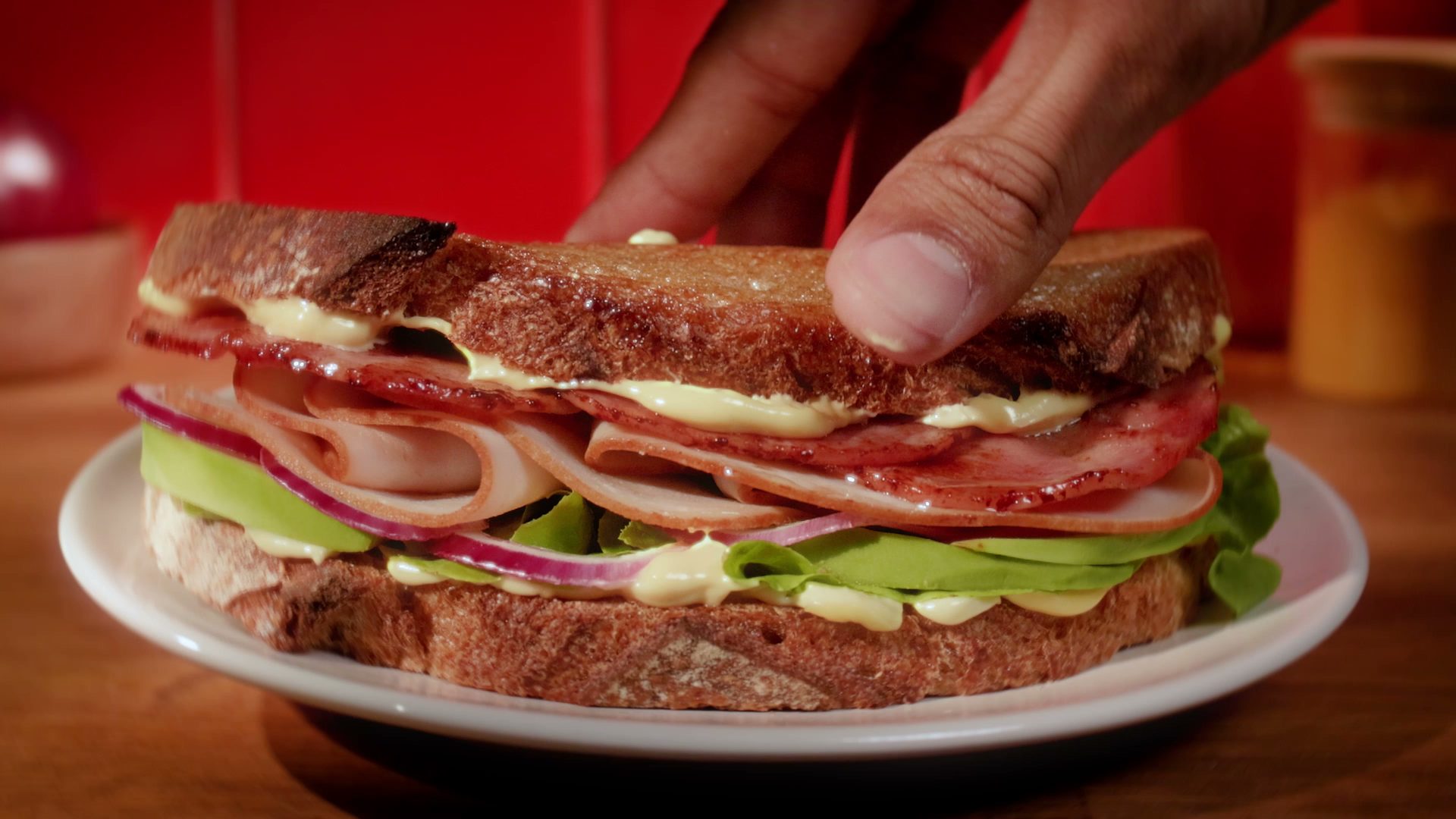 Sandwich Isla Délice garni de charcuterie et d’avocat, extrait du spot 2026